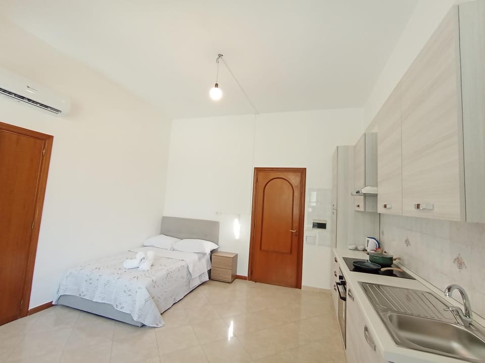 Bed, Kitchen or kitchenette, Photo of the whole room, Bedroom