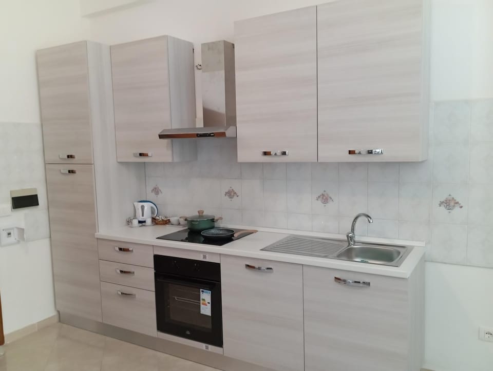 Kitchen or kitchenette, minibar, stove