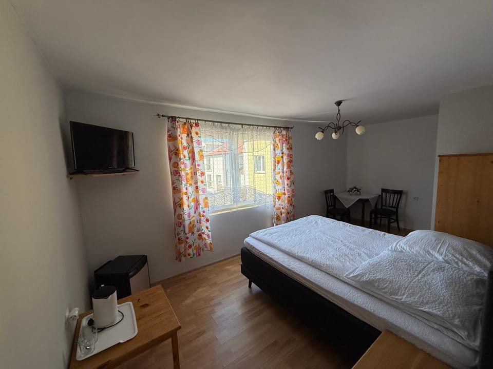 Bed, TV and multimedia, Photo of the whole room, Bedroom