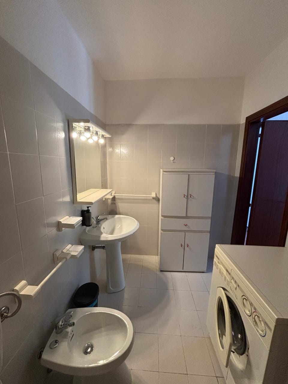 Bathroom, bidet, towels, washing machine
