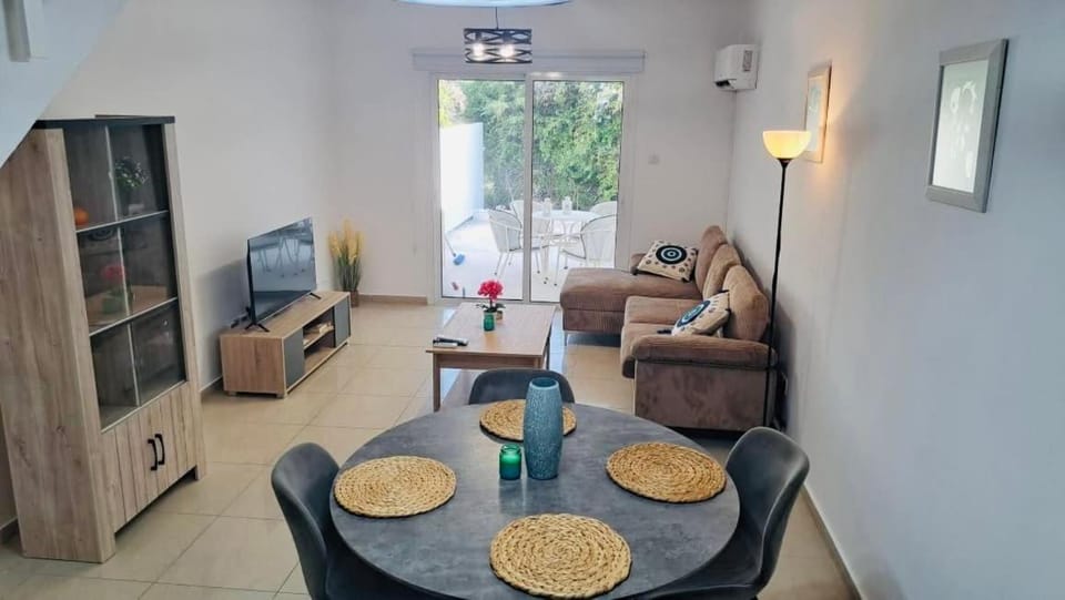 Communal lounge/ TV room, TV and multimedia, Living room, Seating area, Dining area, Evening entertainment