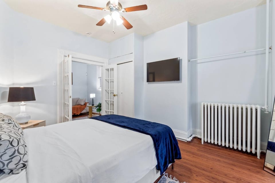 Bed, TV and multimedia, Photo of the whole room, Decorative detail, Bedroom