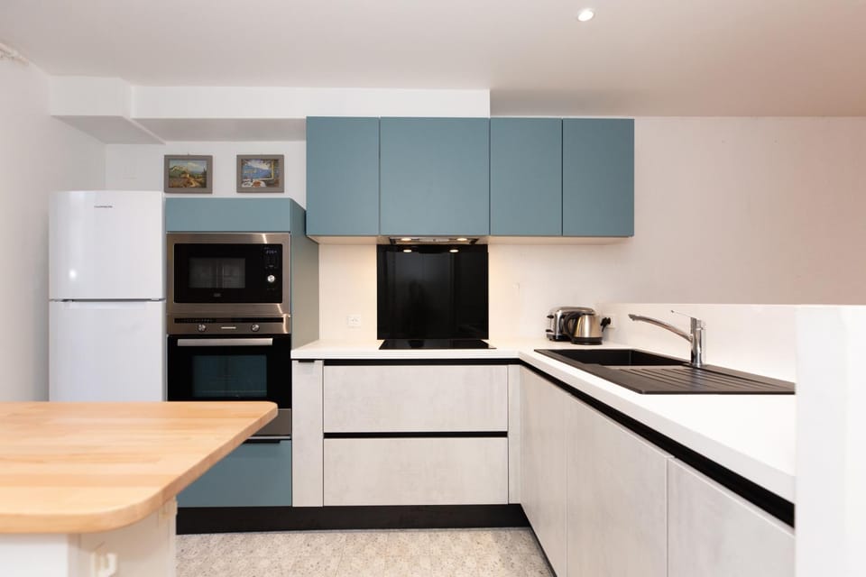 Coffee/tea facilities, Kitchen or kitchenette, dishwasher, oven, stove, toaster