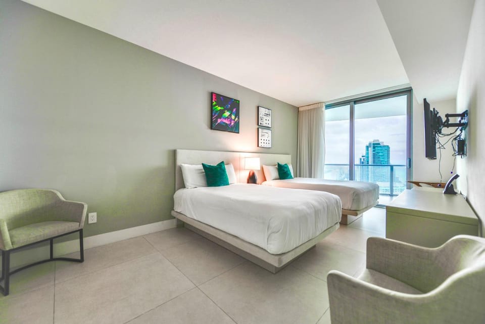 Bed, TV and multimedia, Seating area, Bedroom