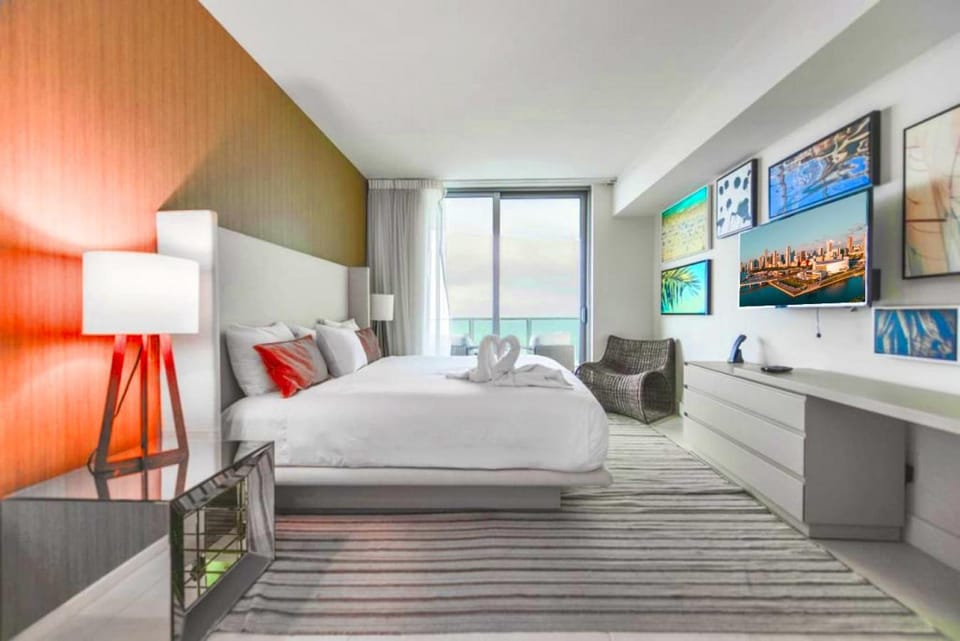 Bed, TV and multimedia, Seating area, Bedroom