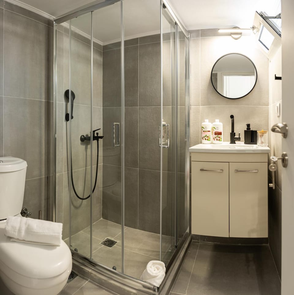 Shower, Toilet, Bathroom, towels