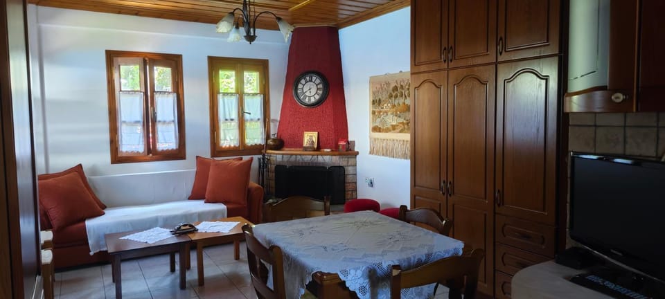 TV and multimedia, Living room, Seating area, Dining area