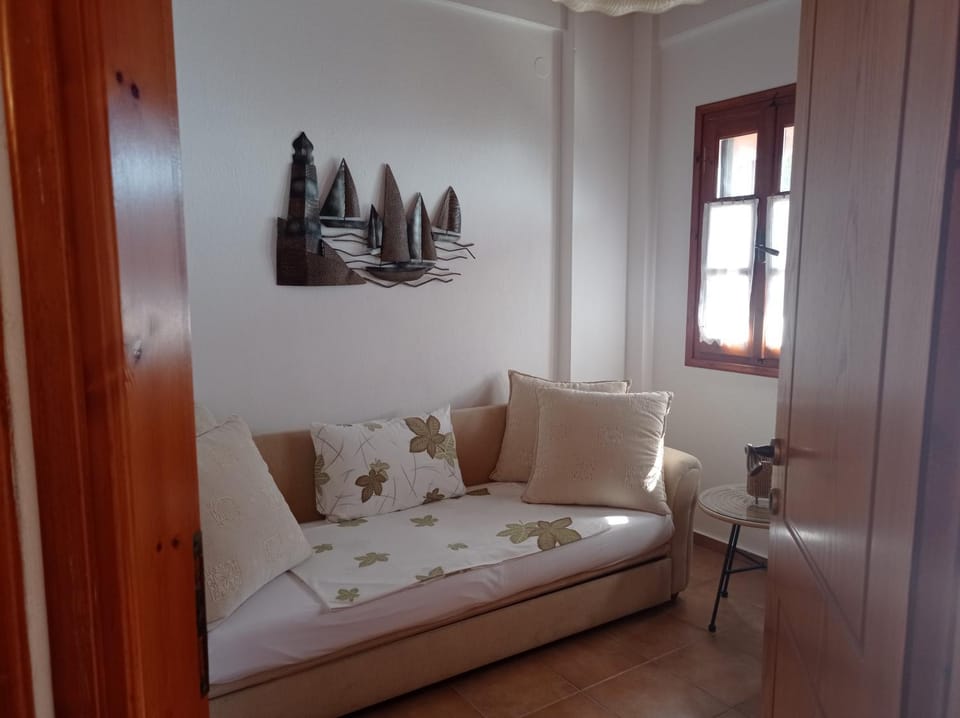 Bed, Seating area, Bedroom