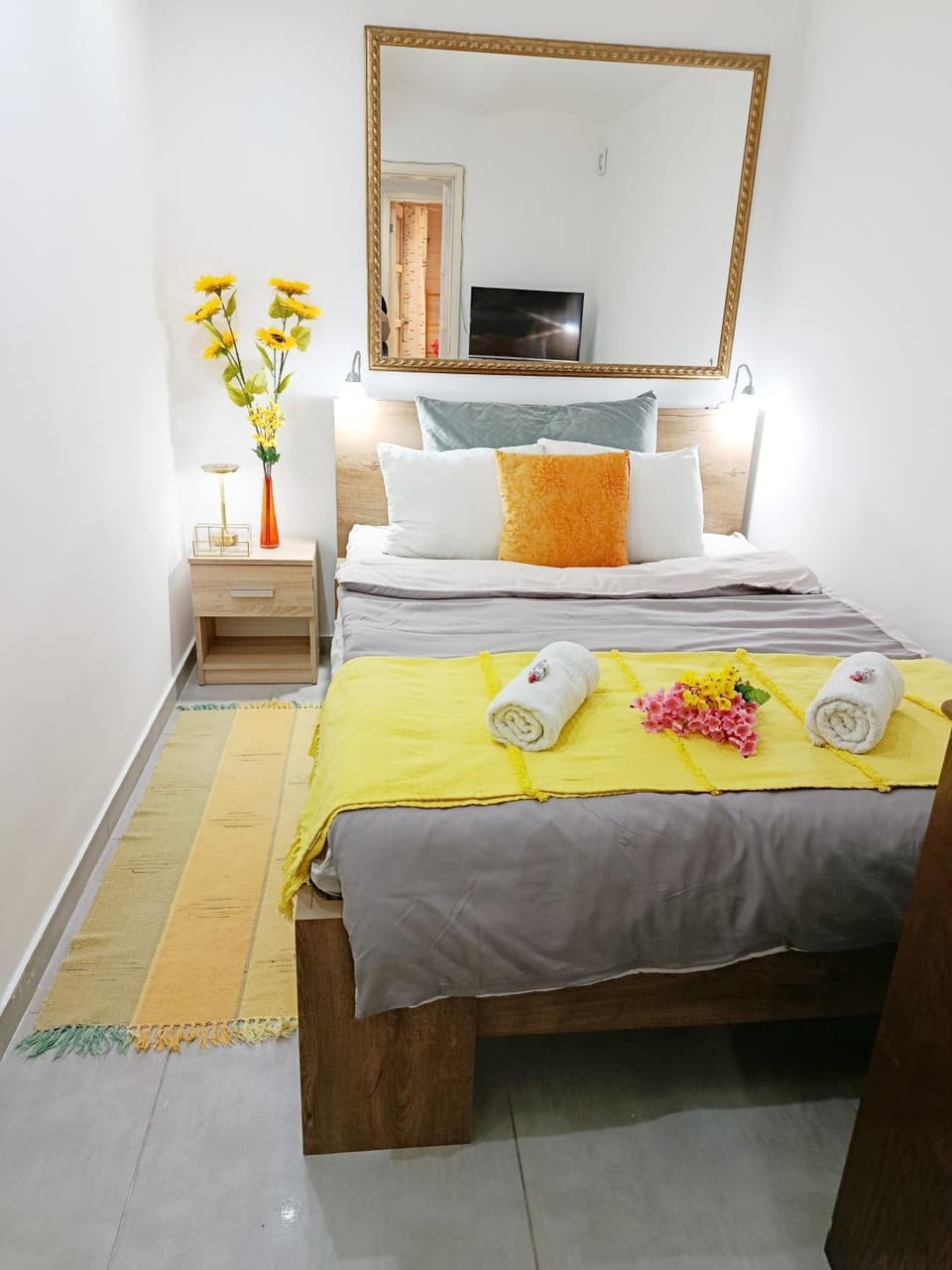 Bed, Bedroom, towels