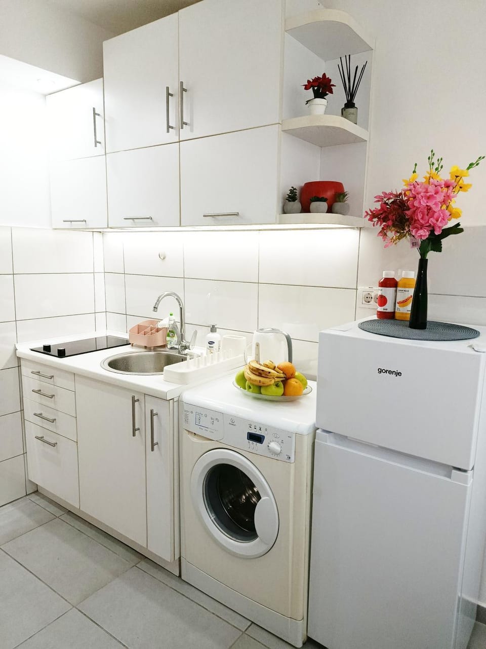 Kitchen or kitchenette, stove, washing machine