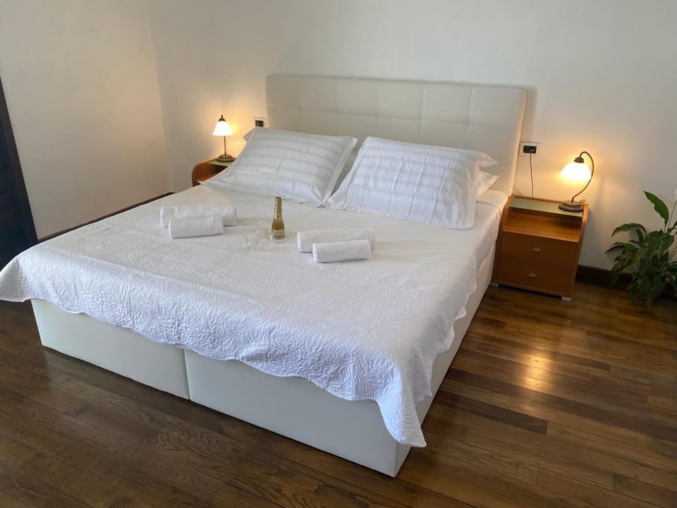 Bed, Photo of the whole room, Bedroom, towels