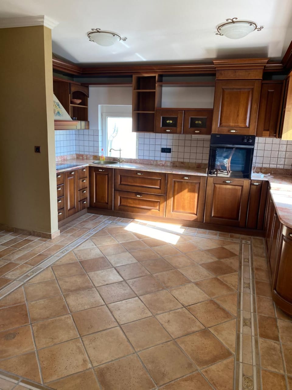 Kitchen or kitchenette, dishwasher, stove
