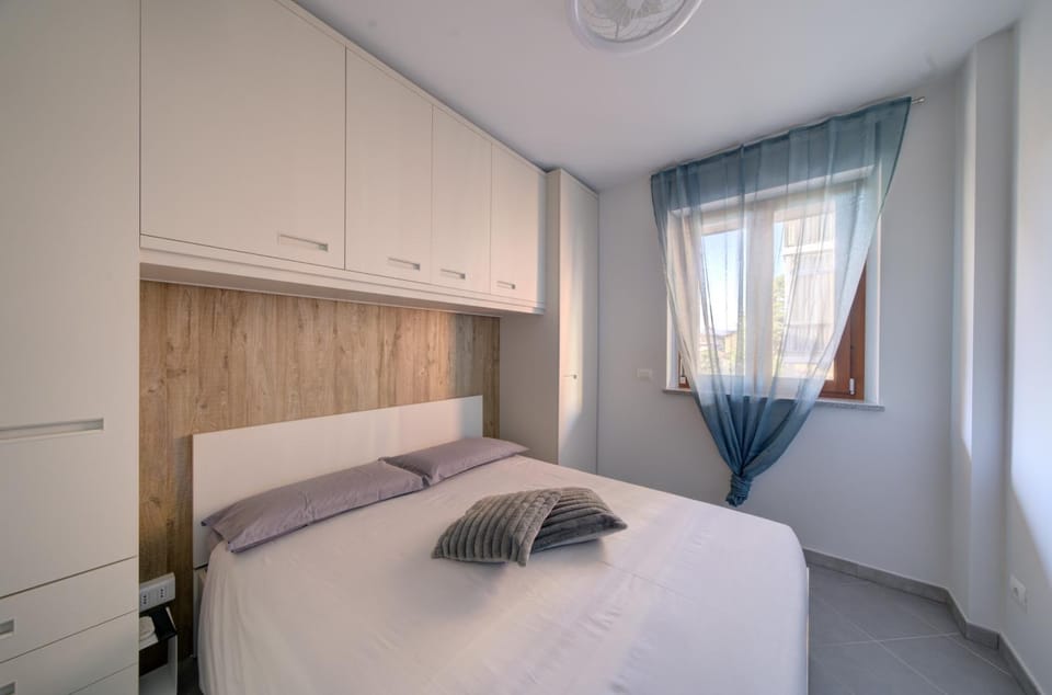 Bed, TV and multimedia, Bedroom, wardrobe, air conditioner