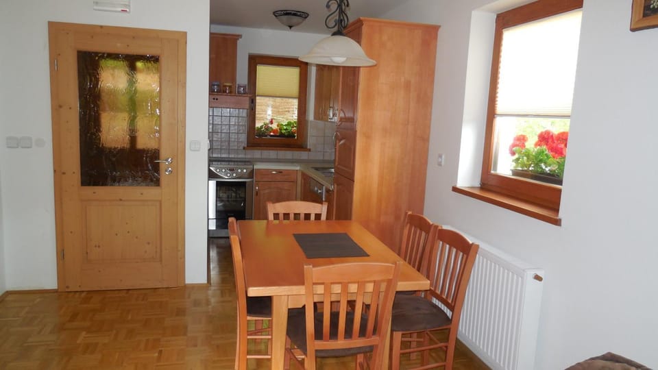 Kitchen or kitchenette, Dining area