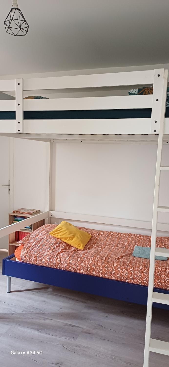 Bed, Photo of the whole room, Bedroom, bunk bed, heating