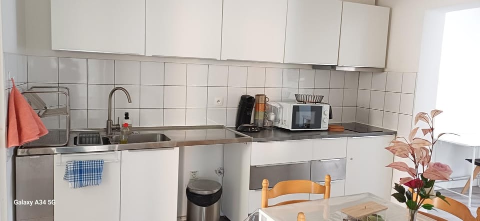 Coffee/tea facilities, Kitchen or kitchenette, microwave, stove