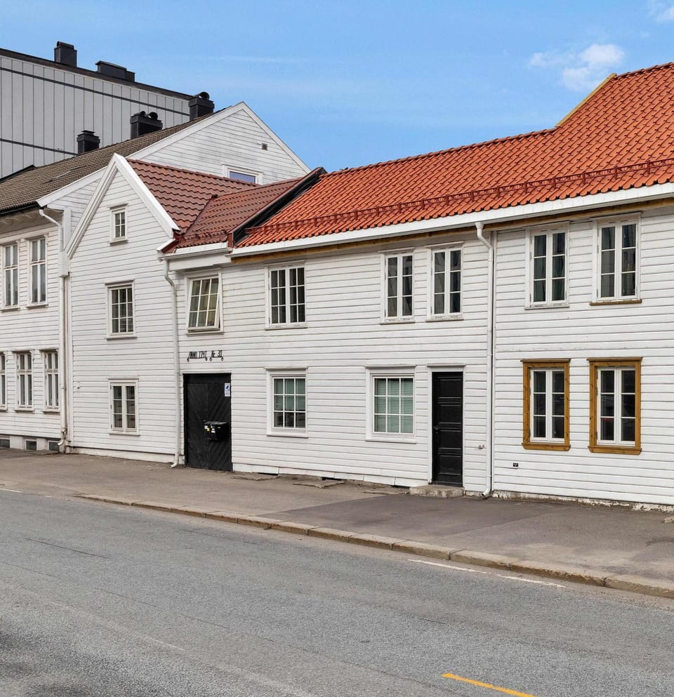 Property building, Day, Neighbourhood, Street view, Location