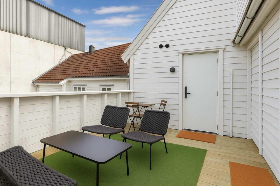 Property building, Patio, Day, Balcony/Terrace