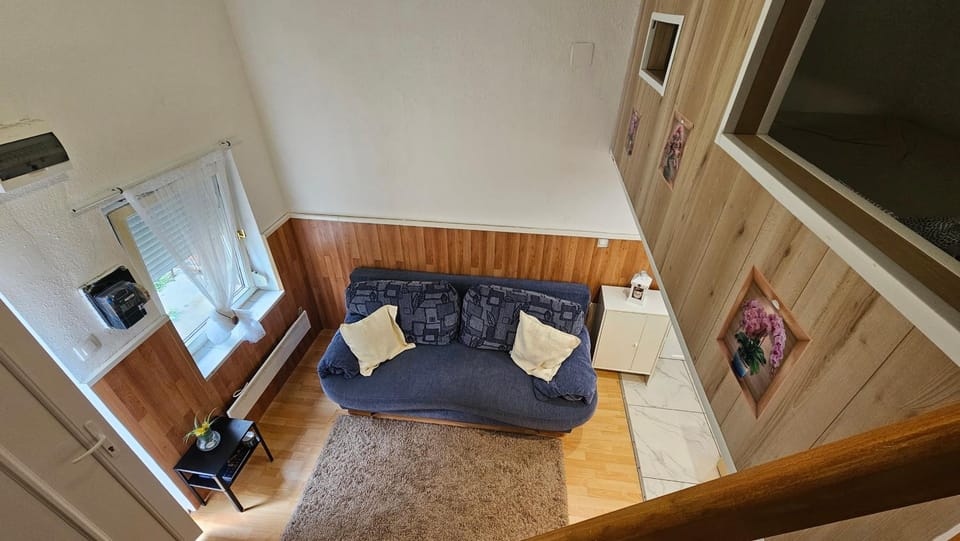 Bed, TV and multimedia, Living room