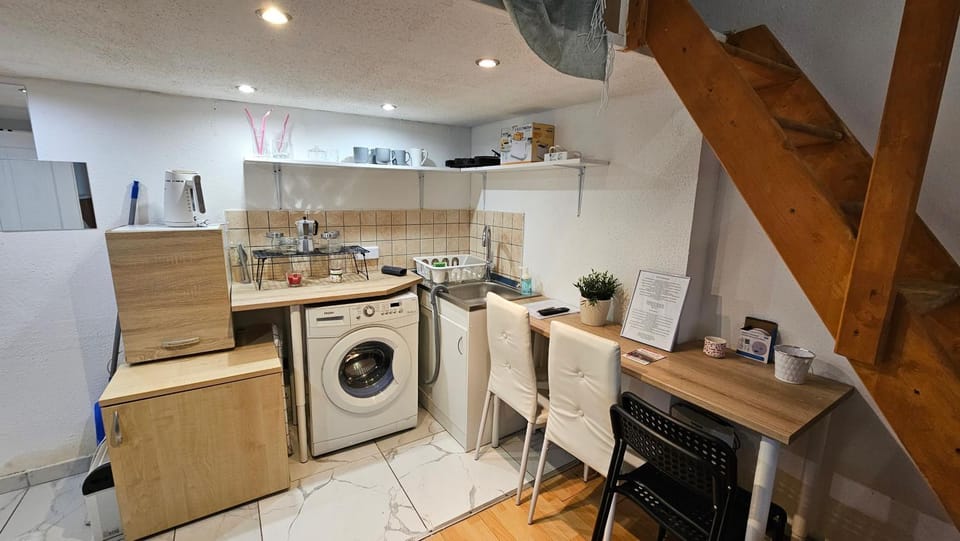 Kitchen or kitchenette, Dining area, dishwasher, stove, toaster, washing machine