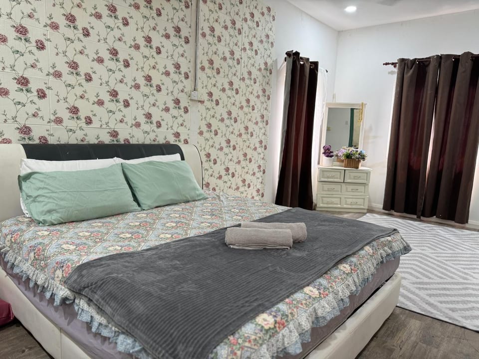 Bed, Photo of the whole room, Bedroom, towels