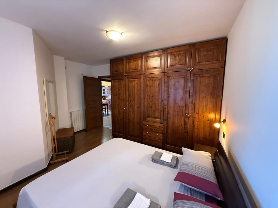 Bed, Photo of the whole room, Bedroom, wardrobe