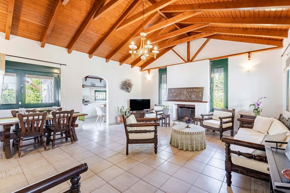 TV and multimedia, Living room, Seating area, Dining area