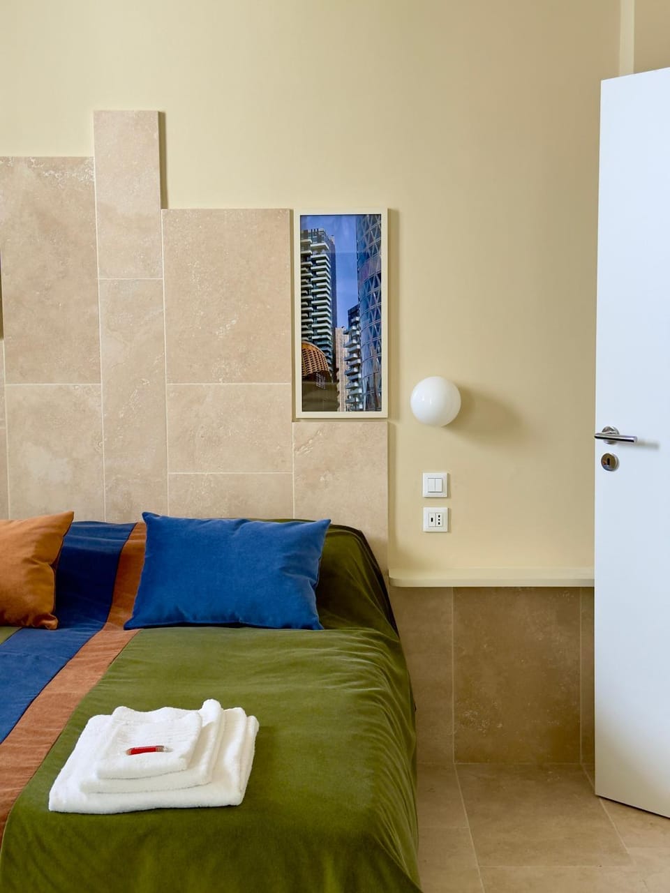 Bed, towels
