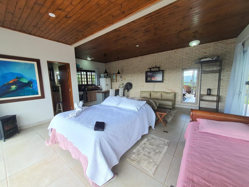 Bed, TV and multimedia, Bedroom