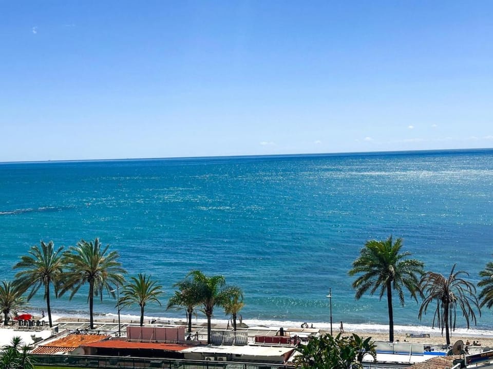 Beachfront Apt with pool & parking Apartment in Marbella