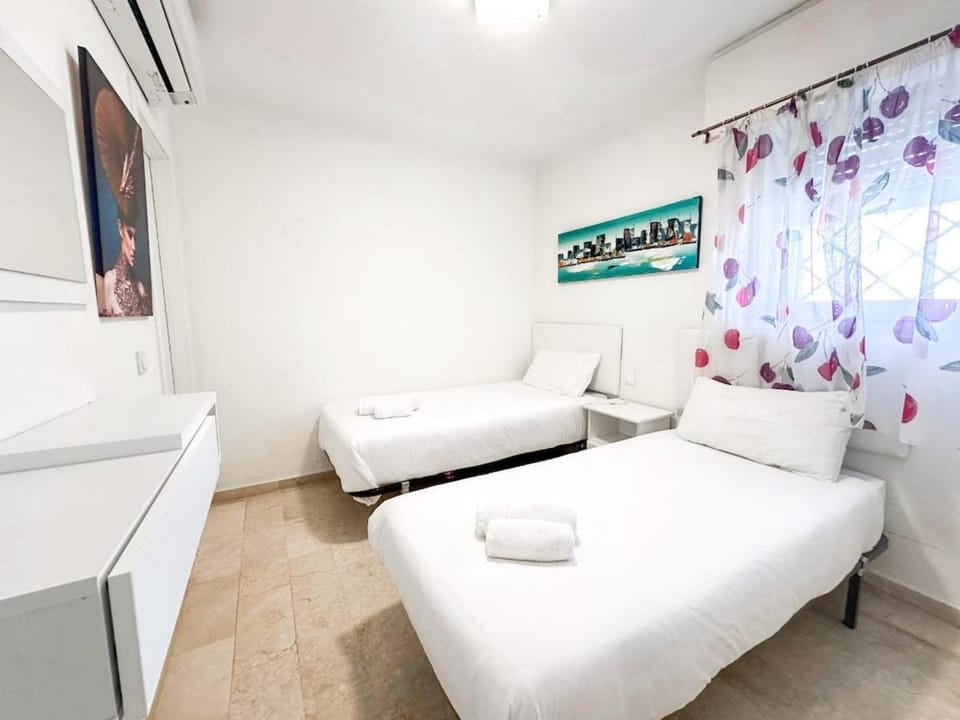 Beachfront Apt with pool & parking Apartment in Marbella