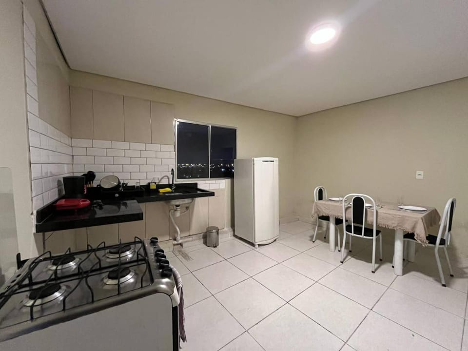 Kitchen or kitchenette, Dining area, minibar, oven, stove