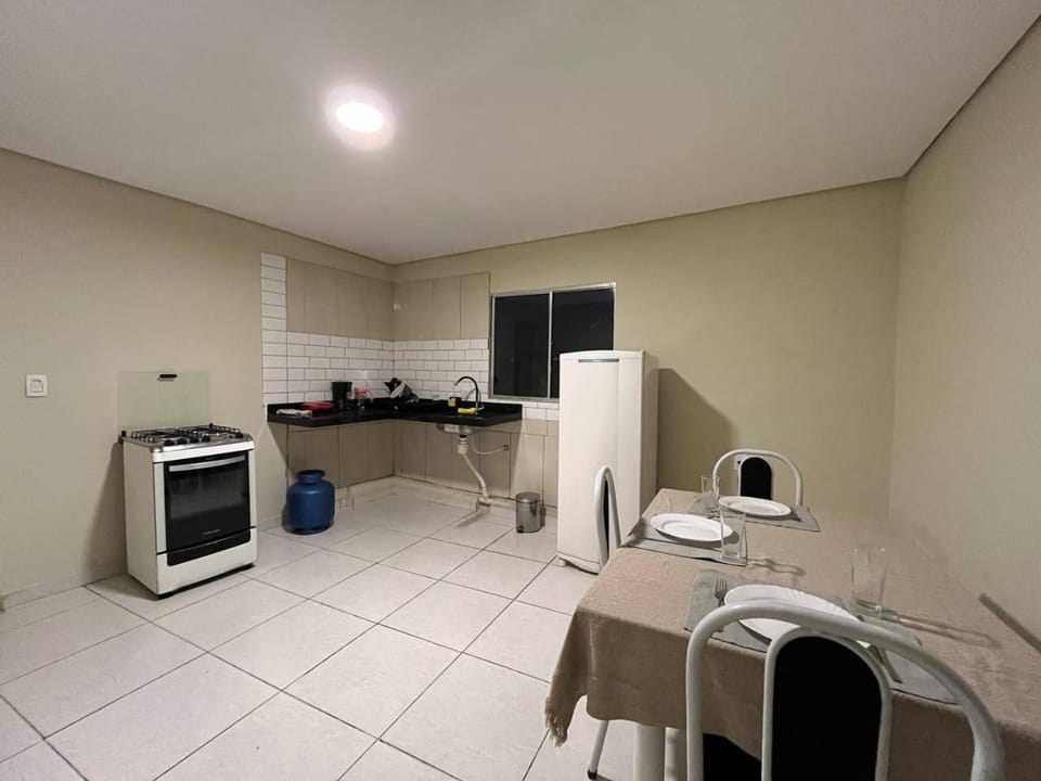 Kitchen or kitchenette, Dining area, minibar, oven, stove