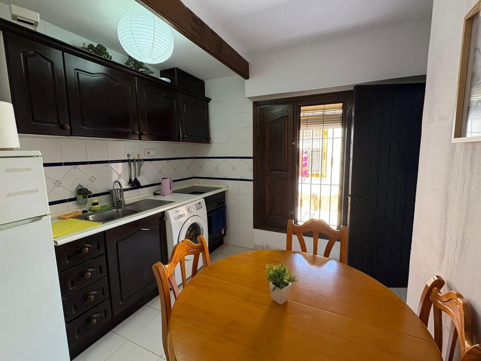 Kitchen or kitchenette, Dining area, stove