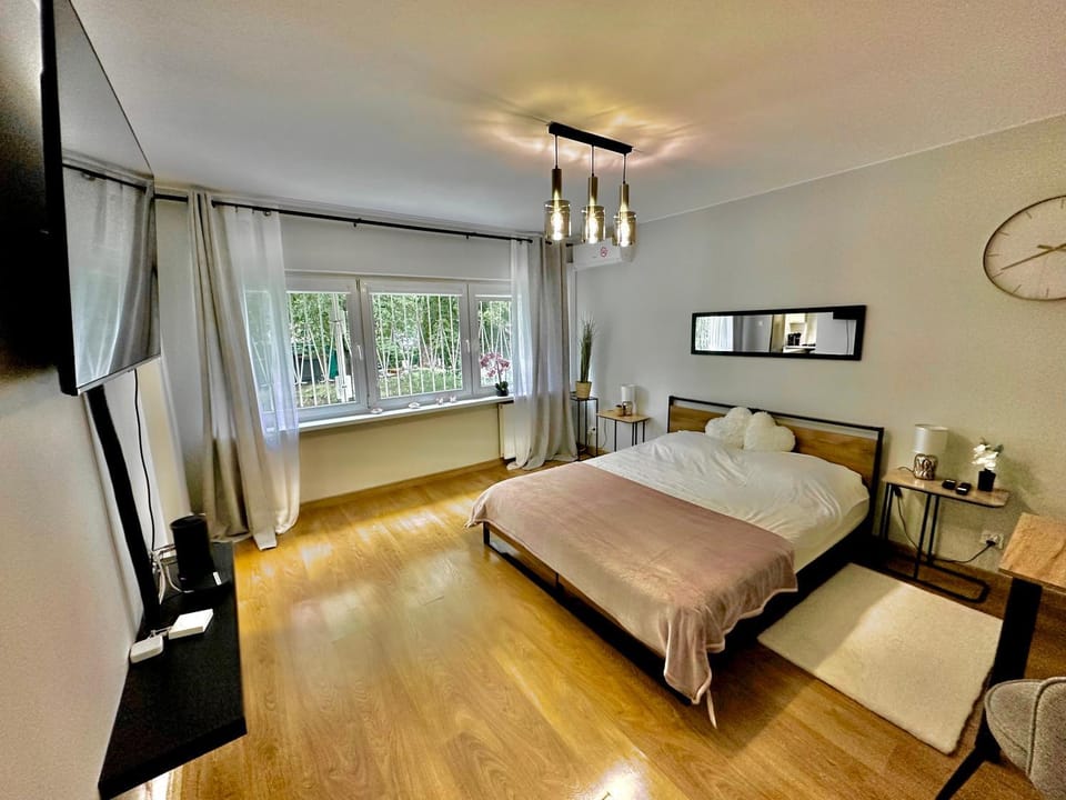 Bed, TV and multimedia, Photo of the whole room, Bedroom
