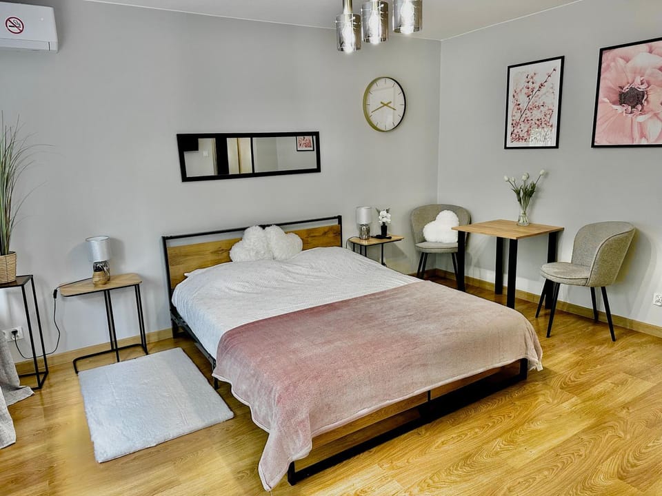 Bed, Photo of the whole room, Seating area, Bedroom