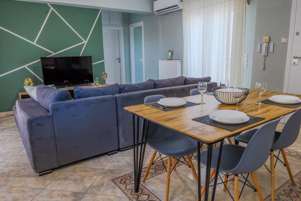 Communal lounge/ TV room, TV and multimedia, Living room, Seating area, Dining area, Evening entertainment, air conditioner