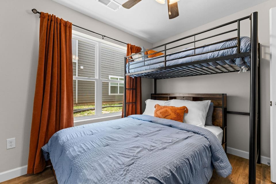 Photo of the whole room, Bedroom, bunk bed