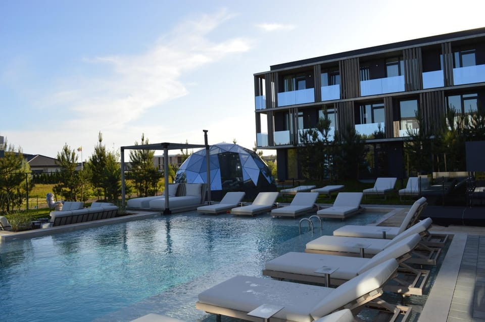 Property building, Seating area, Evening entertainment, Swimming pool, sunbed