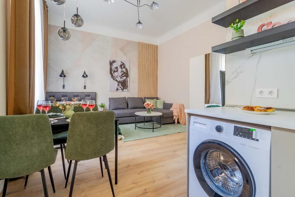 Central Charm - AC - Double Bed - Party & Sights Nearby Apartment in Budapest