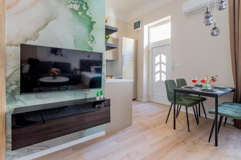 Central Charm - AC - Double Bed - Party & Sights Nearby Apartment in Budapest