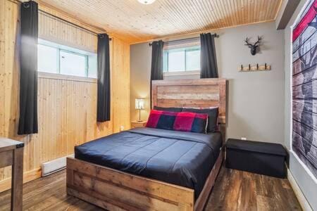Nature chalet, spa, river in Saint-Côme Chalet in Quebec