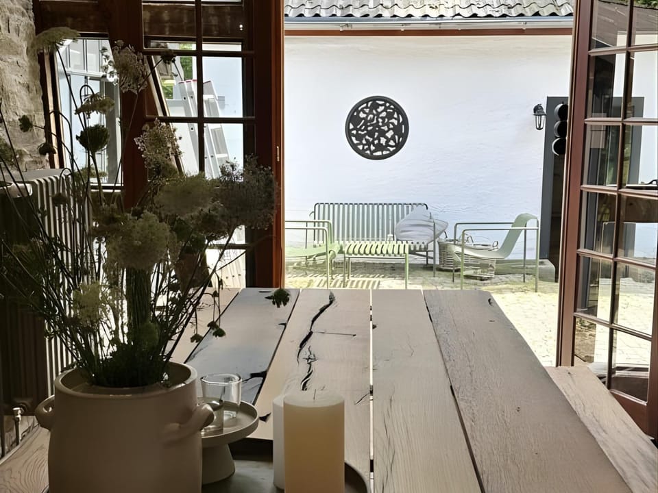 Seating area, Dining area