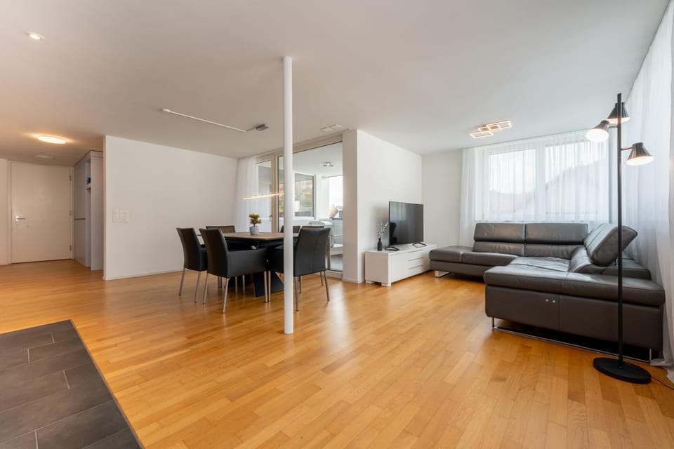TV and multimedia, Living room, Seating area, Dining area