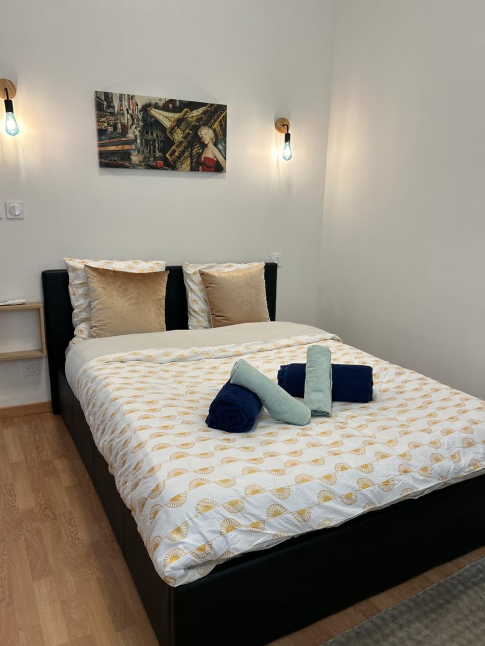 Bed, Photo of the whole room, Bedroom