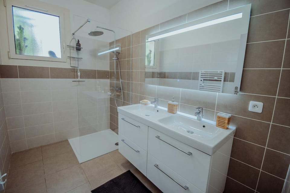Shower, Bathroom, Bath, towels