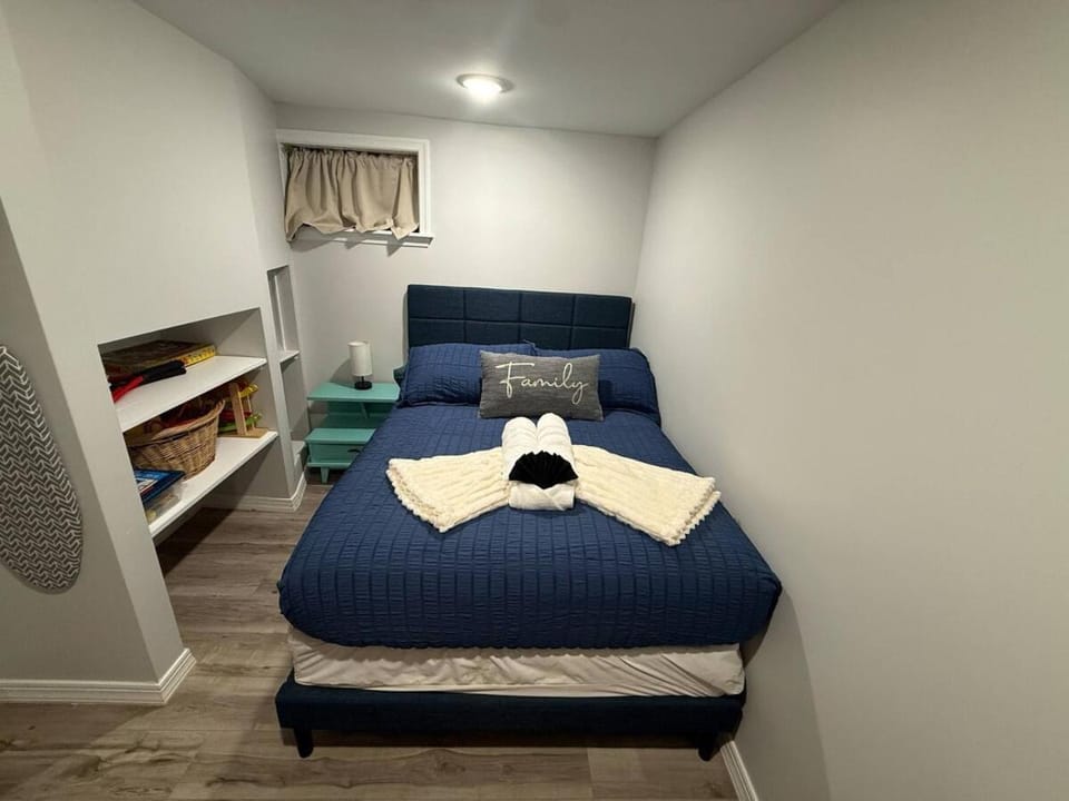 Bed, Other, Photo of the whole room, flat iron, towels
