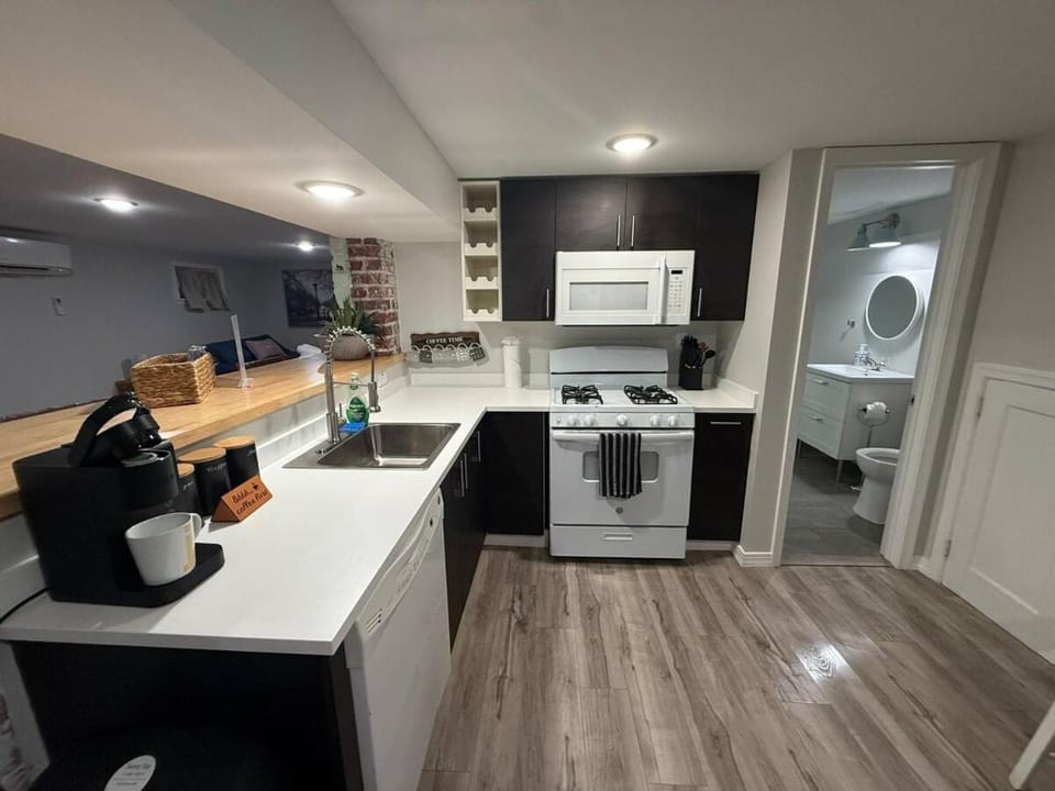 Toilet, Bathroom, Coffee/tea facilities, dishwasher, microwave, oven, stove, kitchen