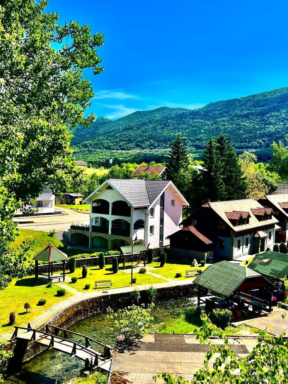 Property building, Nearby landmark, Natural landscape, Landmark view, Mountain view, River view