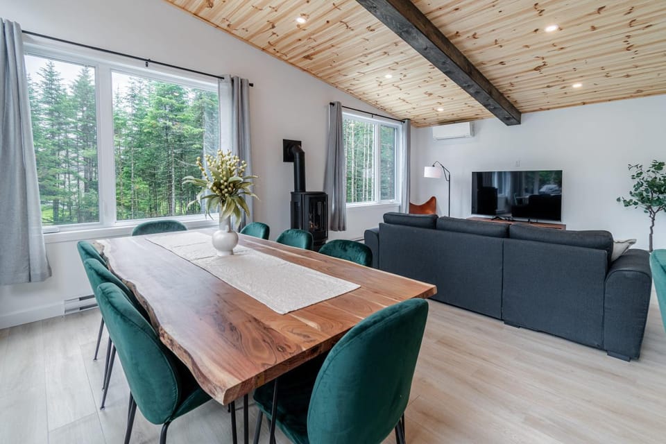 Villa Le Frigg spa swimming pool Chalet in Quebec City